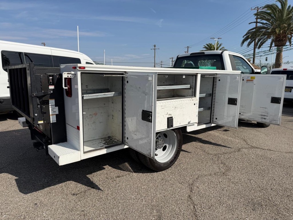 Ford F-550 Vehicle Full-screen Gallery Image 17