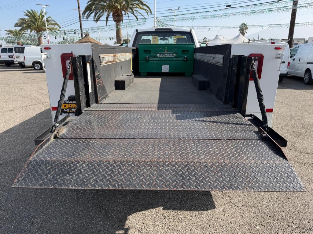 Ford F-550 Vehicle Full-screen Gallery Image 25