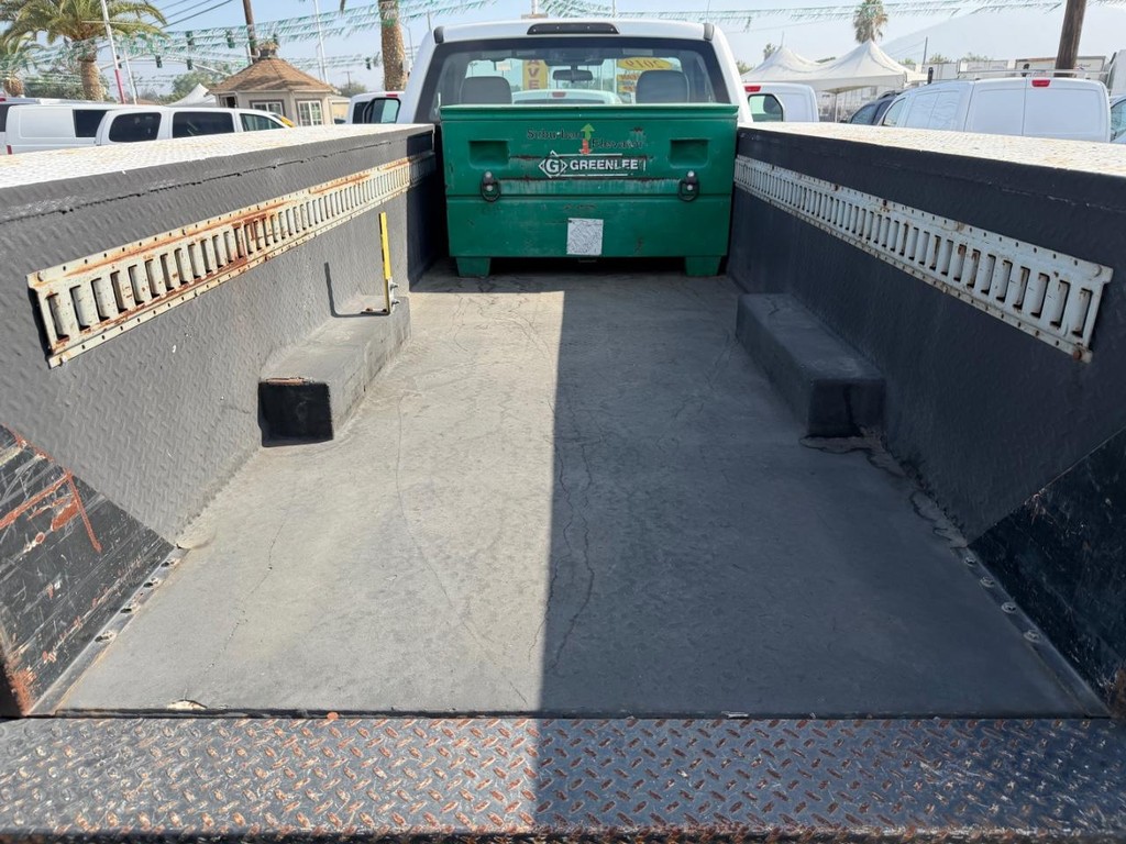 Ford F-550 Vehicle Full-screen Gallery Image 31