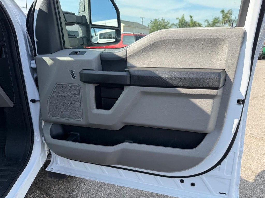 Ford F-550 Vehicle Full-screen Gallery Image 38