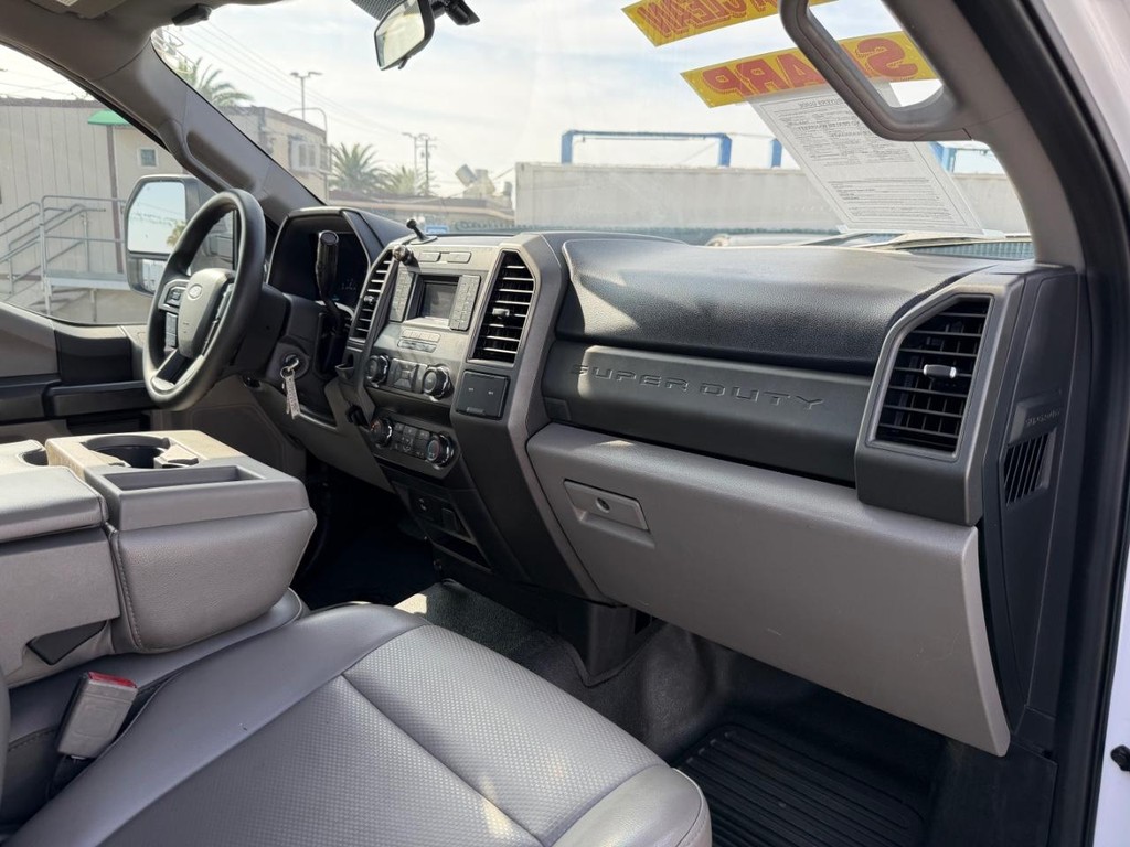 Ford F-550 Vehicle Full-screen Gallery Image 39