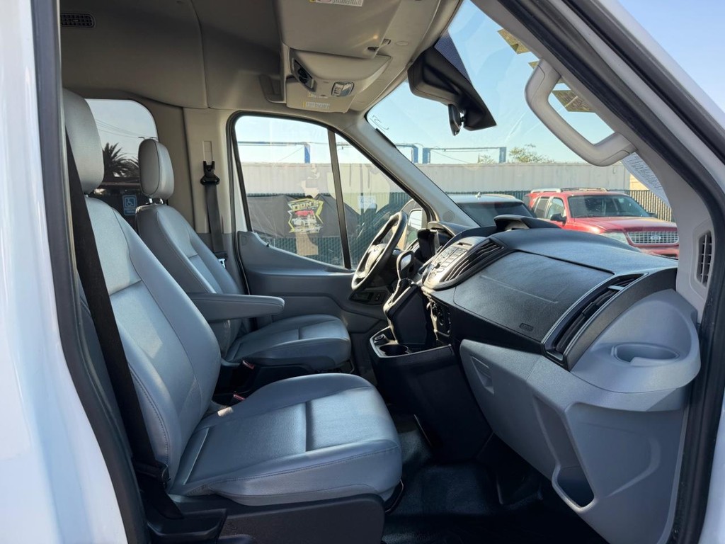 Ford Transit 350 Vehicle Full-screen Gallery Image 21