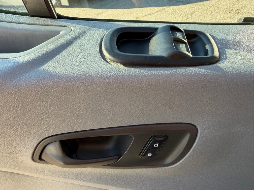 Ford Transit 350 Vehicle Full-screen Gallery Image 31