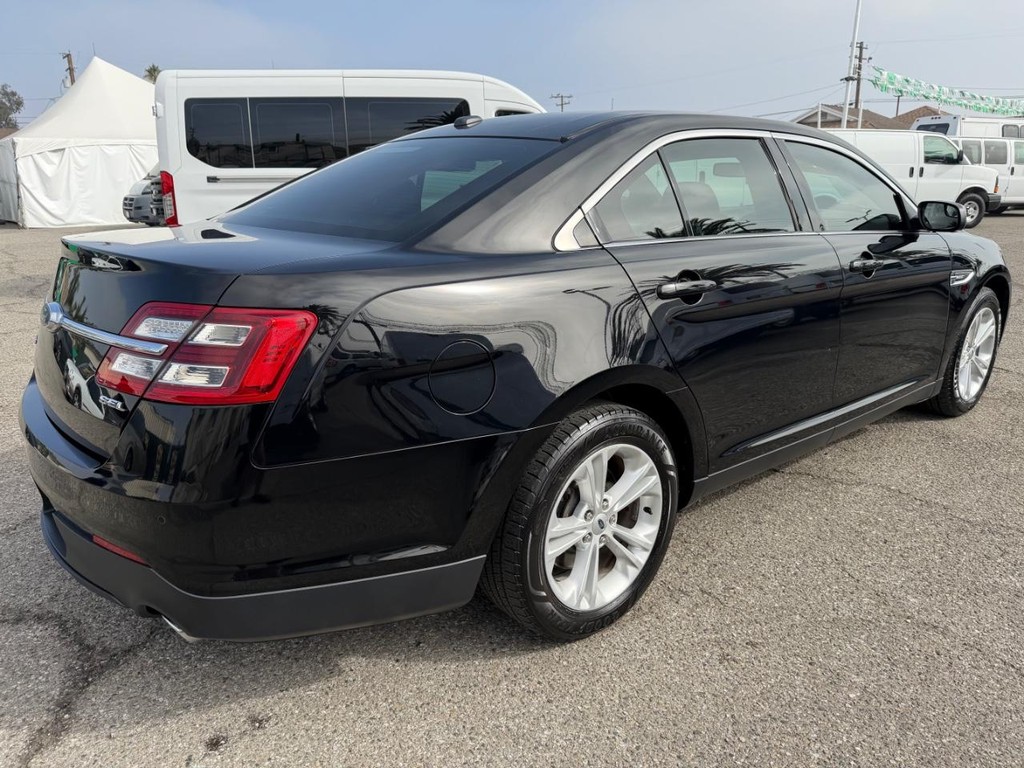 Ford Taurus Vehicle Full-screen Gallery Image 06