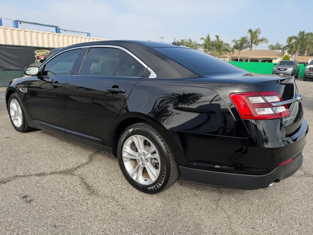 Ford Taurus Vehicle Full-screen Gallery Image 09