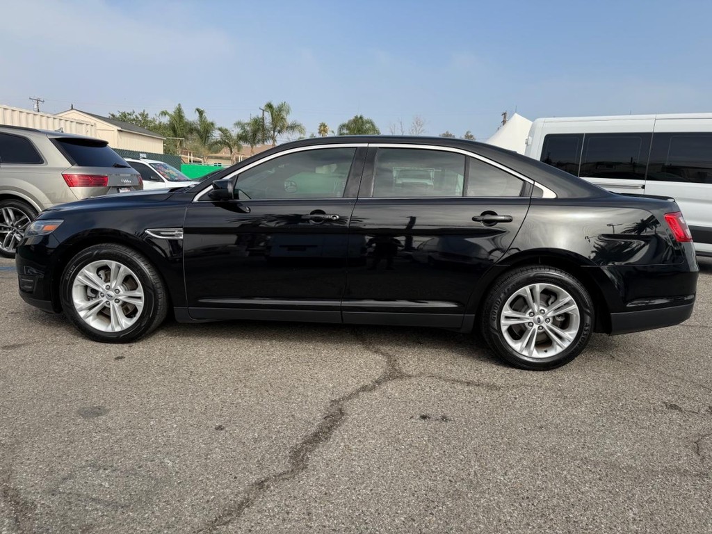 Ford Taurus Vehicle Full-screen Gallery Image 11