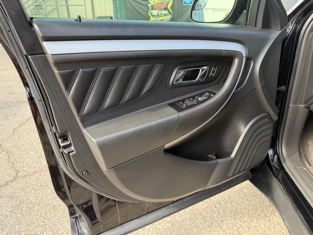 Ford Taurus Vehicle Full-screen Gallery Image 15