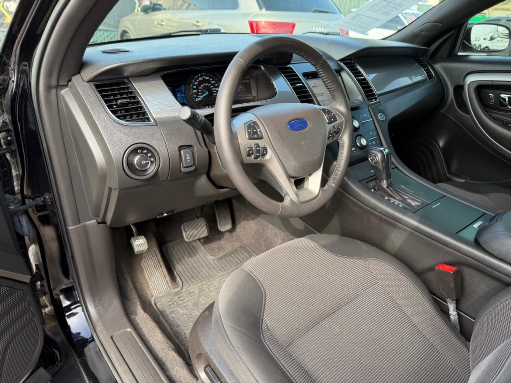 Ford Taurus Vehicle Full-screen Gallery Image 16