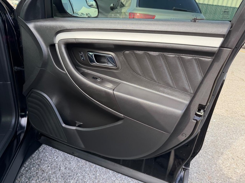 Ford Taurus Vehicle Full-screen Gallery Image 19