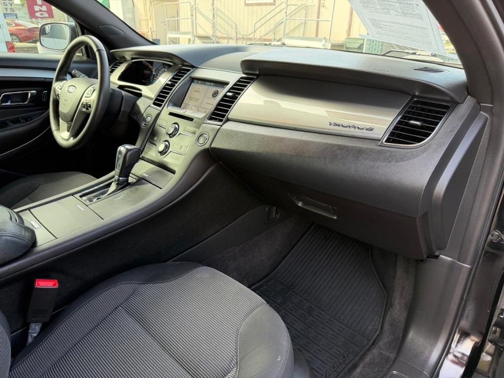 Ford Taurus Vehicle Full-screen Gallery Image 20