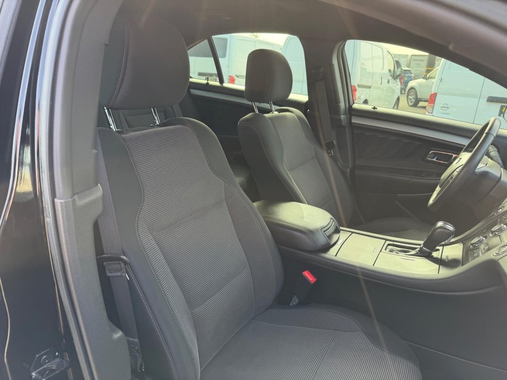 Ford Taurus Vehicle Full-screen Gallery Image 22