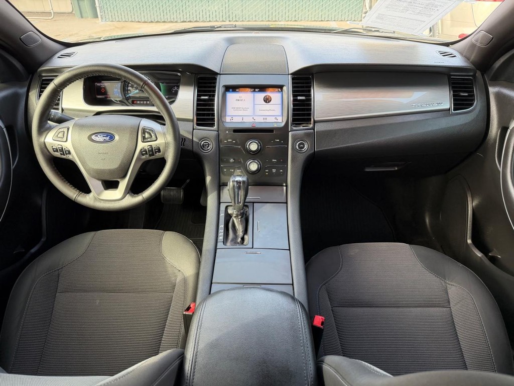 Ford Taurus Vehicle Full-screen Gallery Image 23