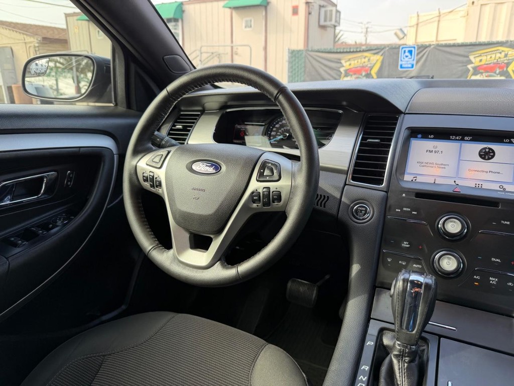 Ford Taurus Vehicle Full-screen Gallery Image 24