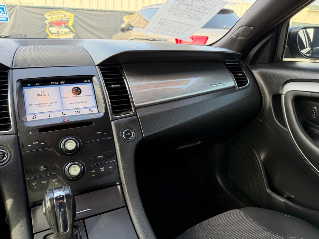 Ford Taurus Vehicle Full-screen Gallery Image 26