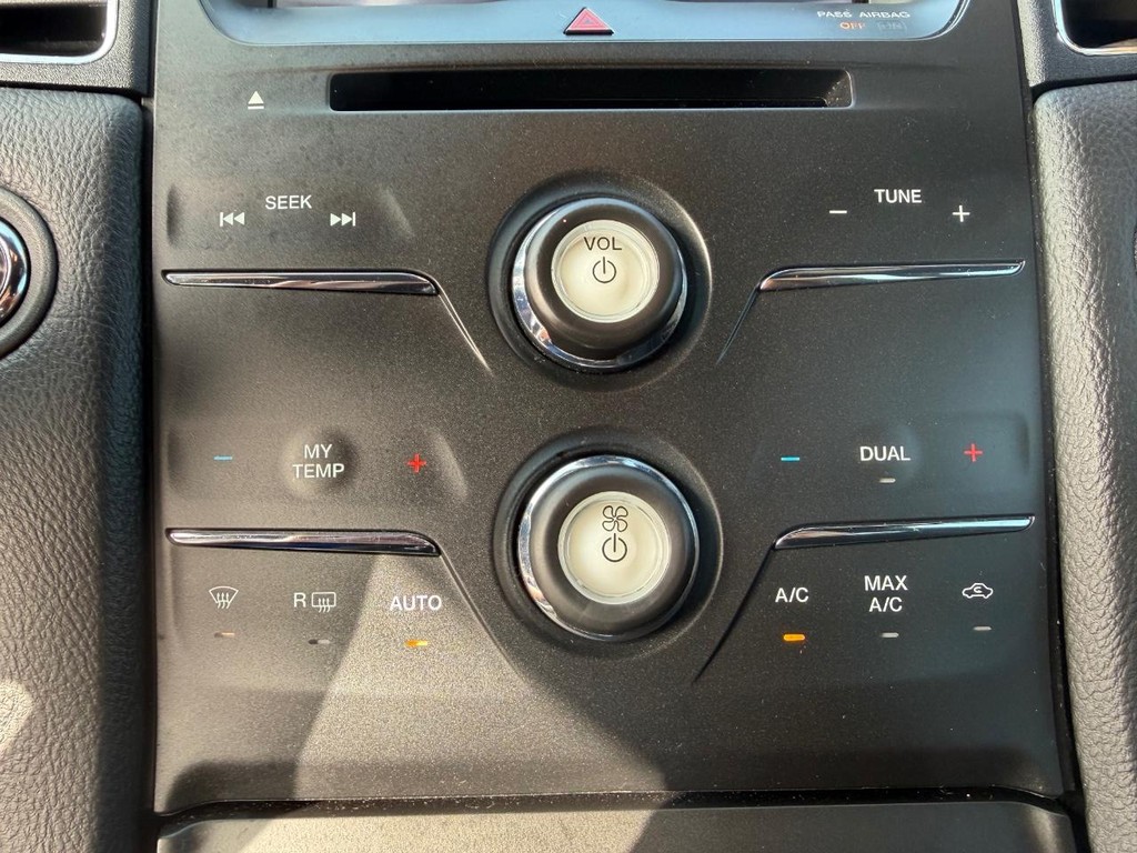 Ford Taurus Vehicle Full-screen Gallery Image 37