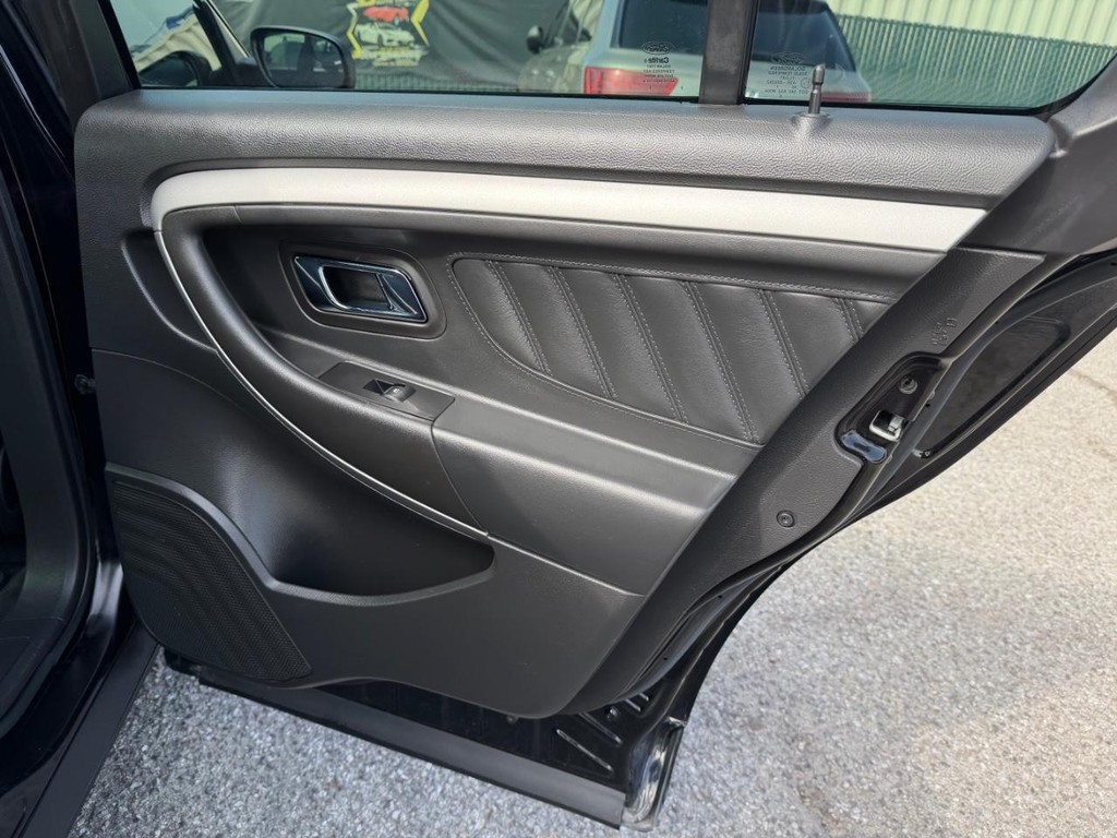 Ford Taurus Vehicle Full-screen Gallery Image 39