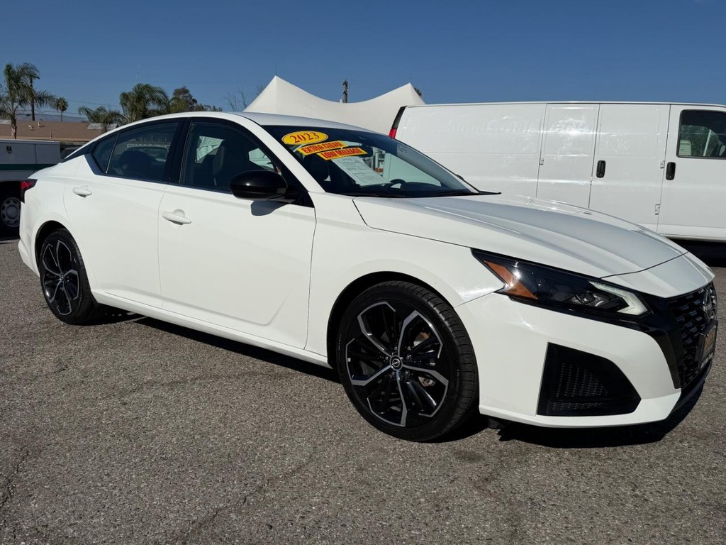 Nissan Altima Vehicle Full-screen Gallery Image 03