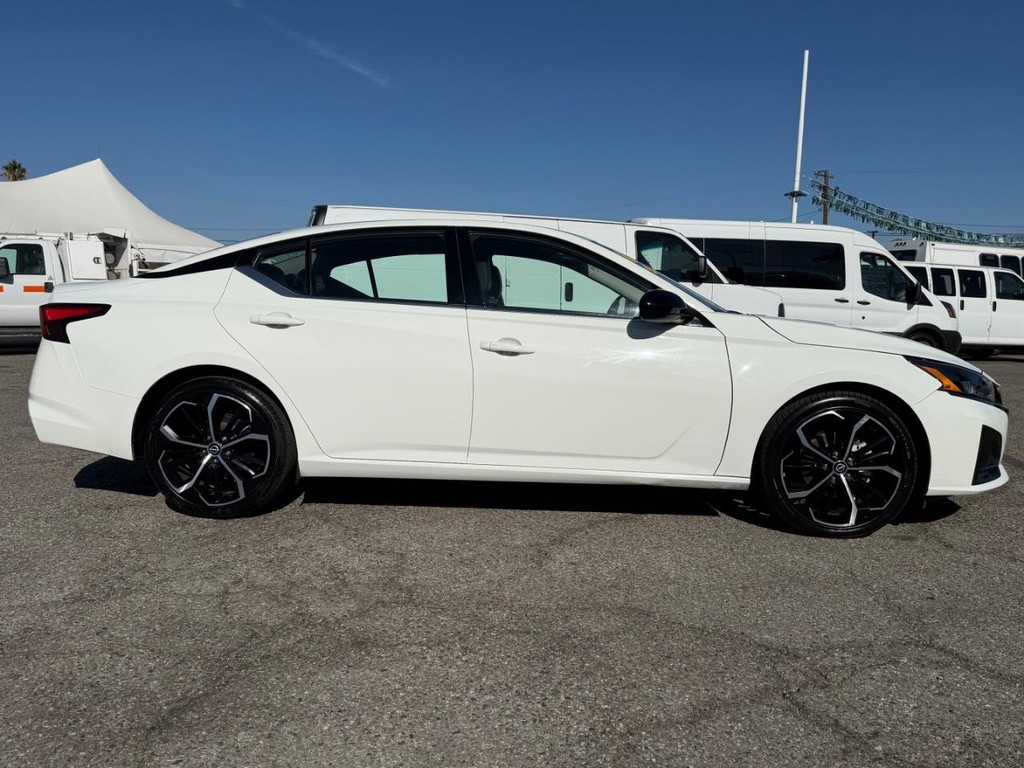 Nissan Altima Vehicle Full-screen Gallery Image 05