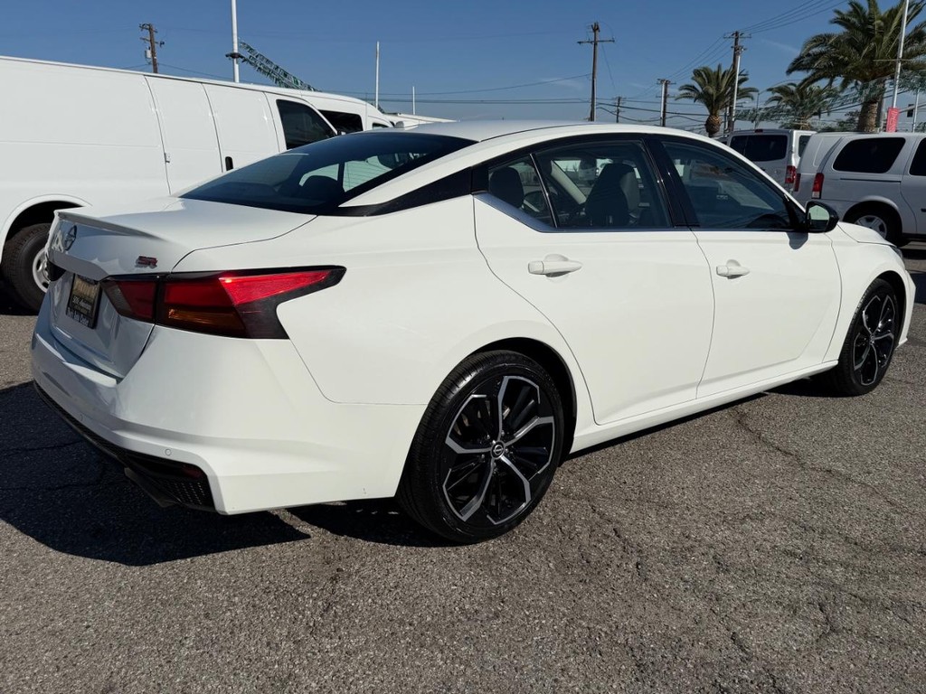 Nissan Altima Vehicle Full-screen Gallery Image 06