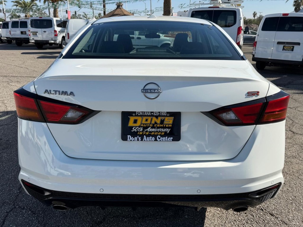 Nissan Altima Vehicle Full-screen Gallery Image 08