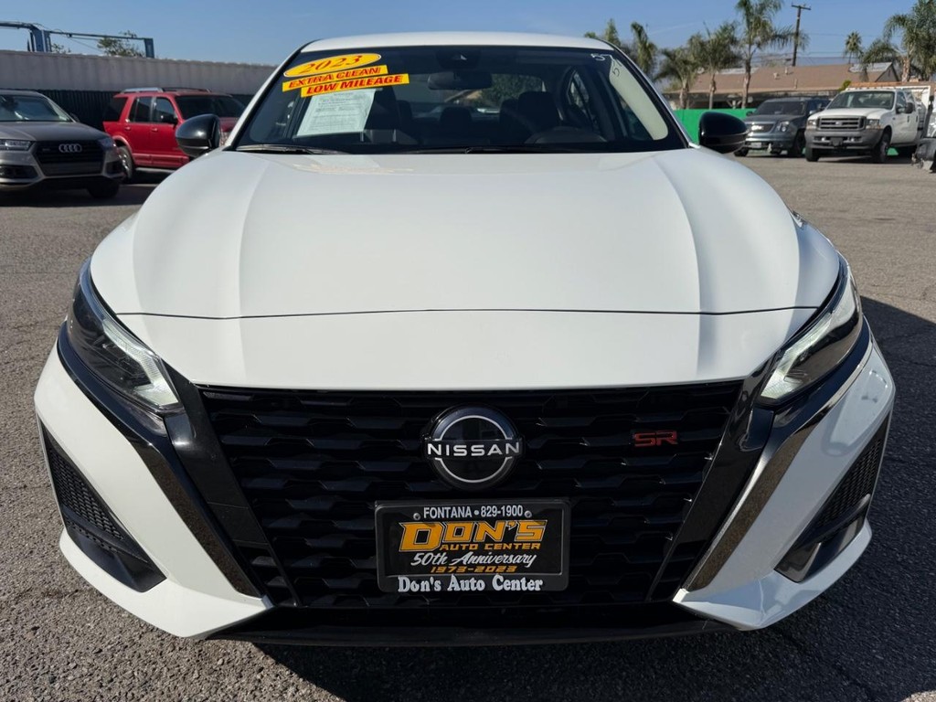 Nissan Altima Vehicle Full-screen Gallery Image 09