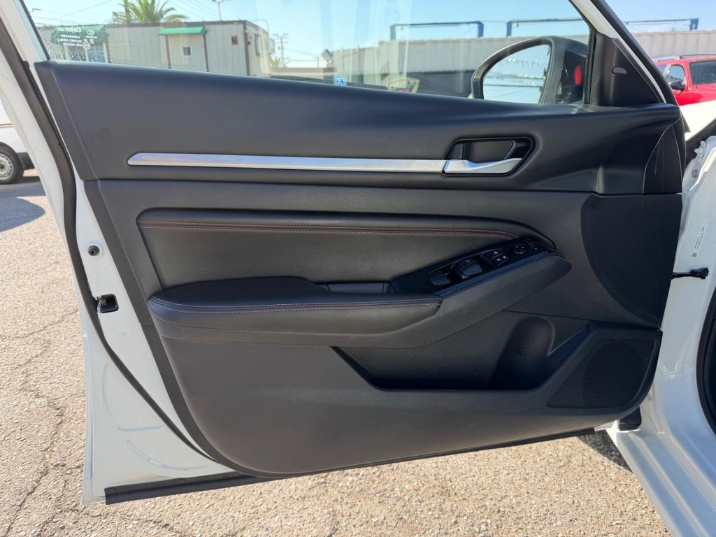 Nissan Altima Vehicle Full-screen Gallery Image 11