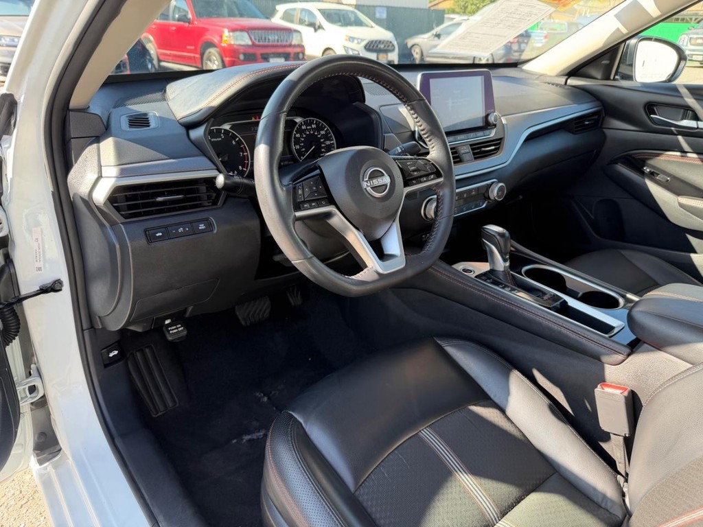 Nissan Altima Vehicle Full-screen Gallery Image 12