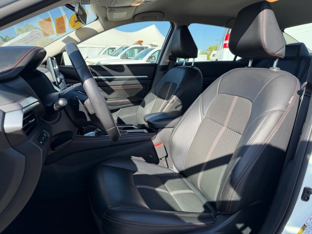 Nissan Altima Vehicle Full-screen Gallery Image 15