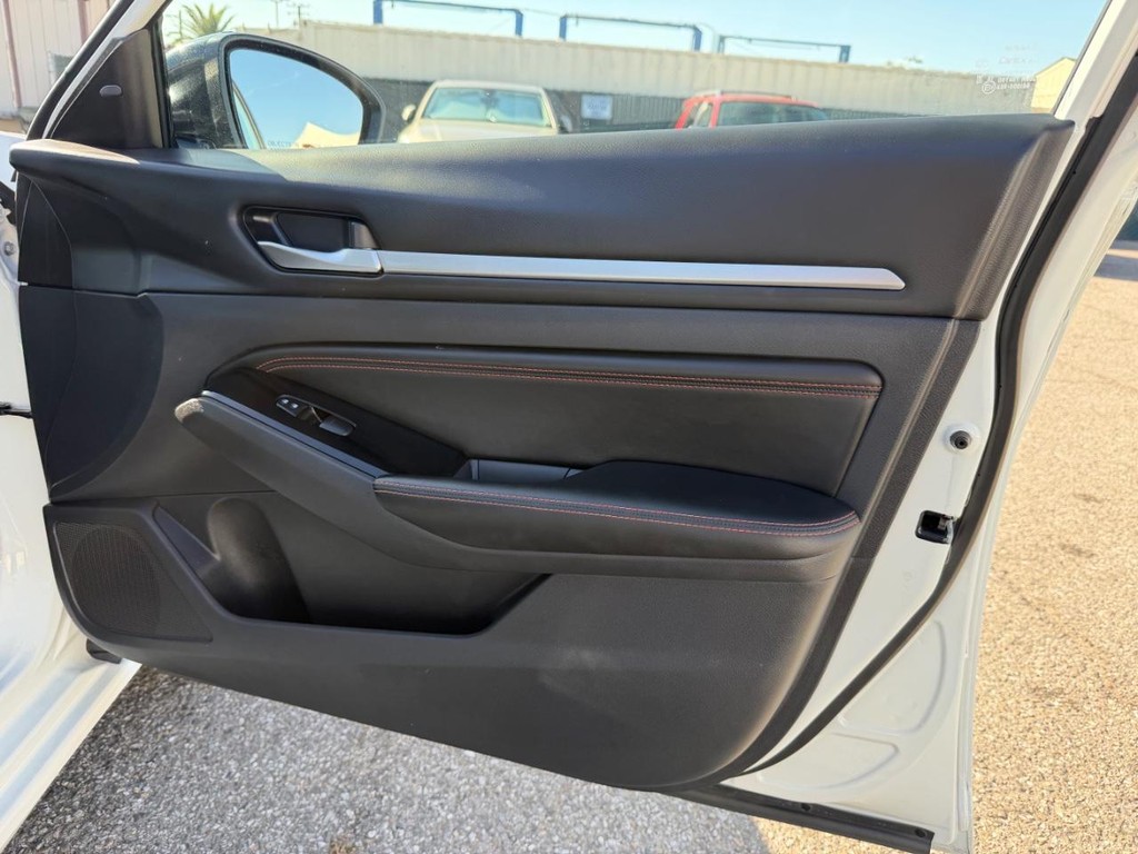 Nissan Altima Vehicle Full-screen Gallery Image 16