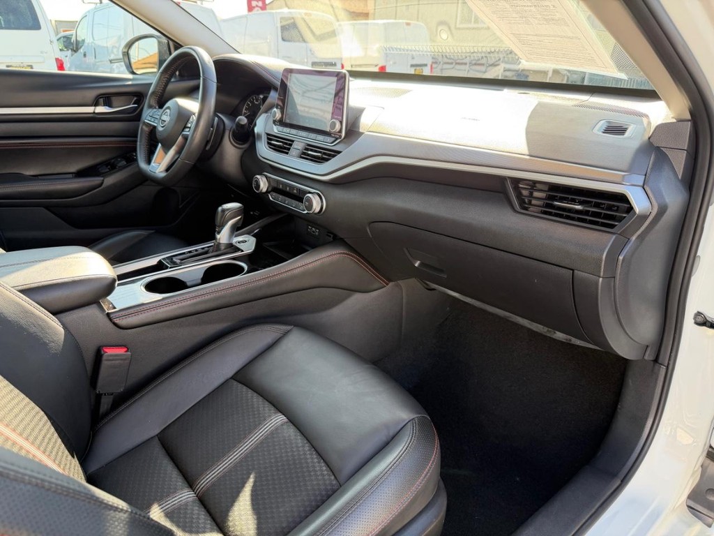 Nissan Altima Vehicle Full-screen Gallery Image 17