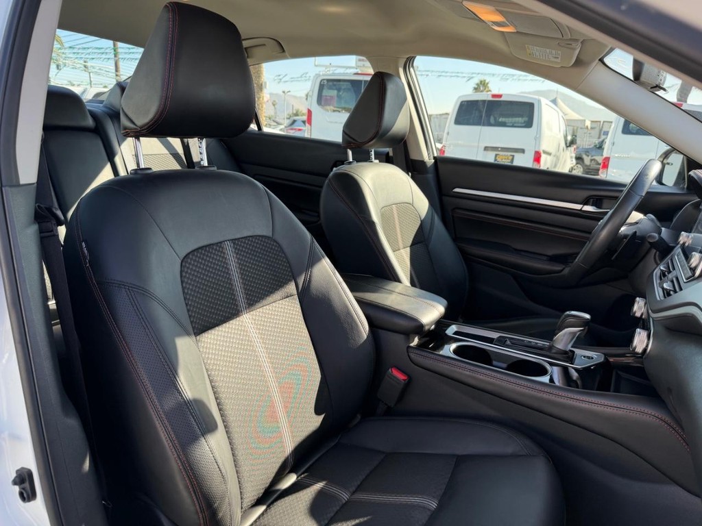 Nissan Altima Vehicle Full-screen Gallery Image 19