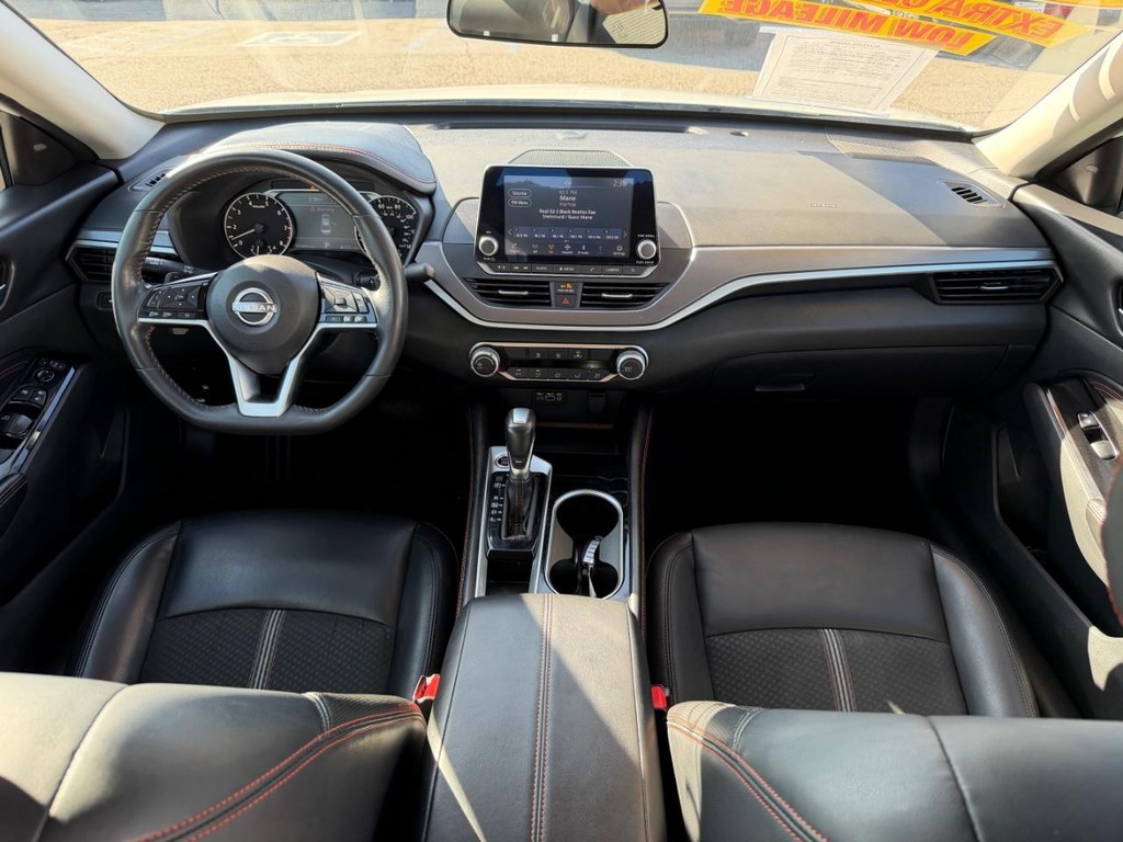 Nissan Altima Vehicle Full-screen Gallery Image 20