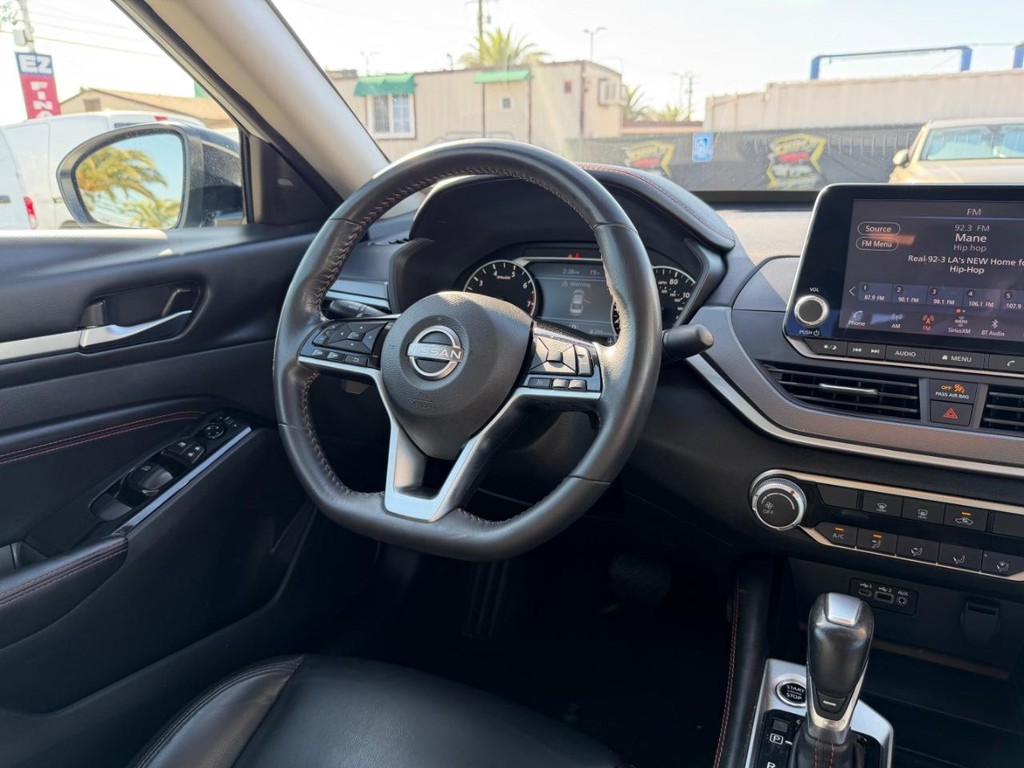 Nissan Altima Vehicle Full-screen Gallery Image 21