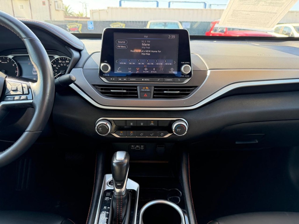 Nissan Altima Vehicle Full-screen Gallery Image 22