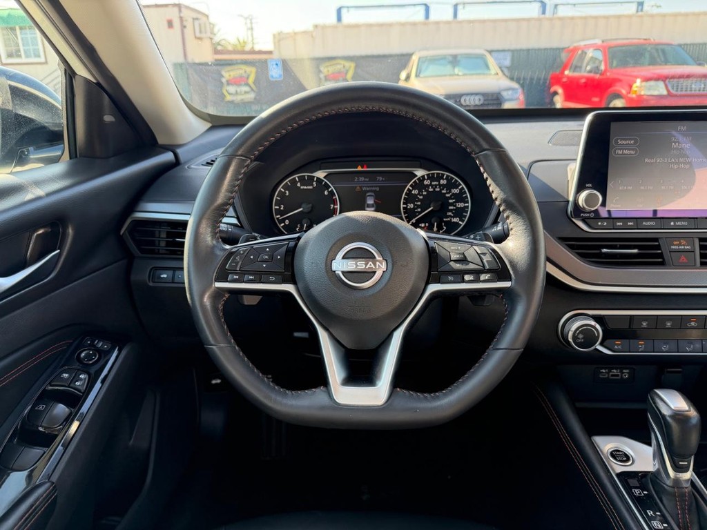 Nissan Altima Vehicle Full-screen Gallery Image 24