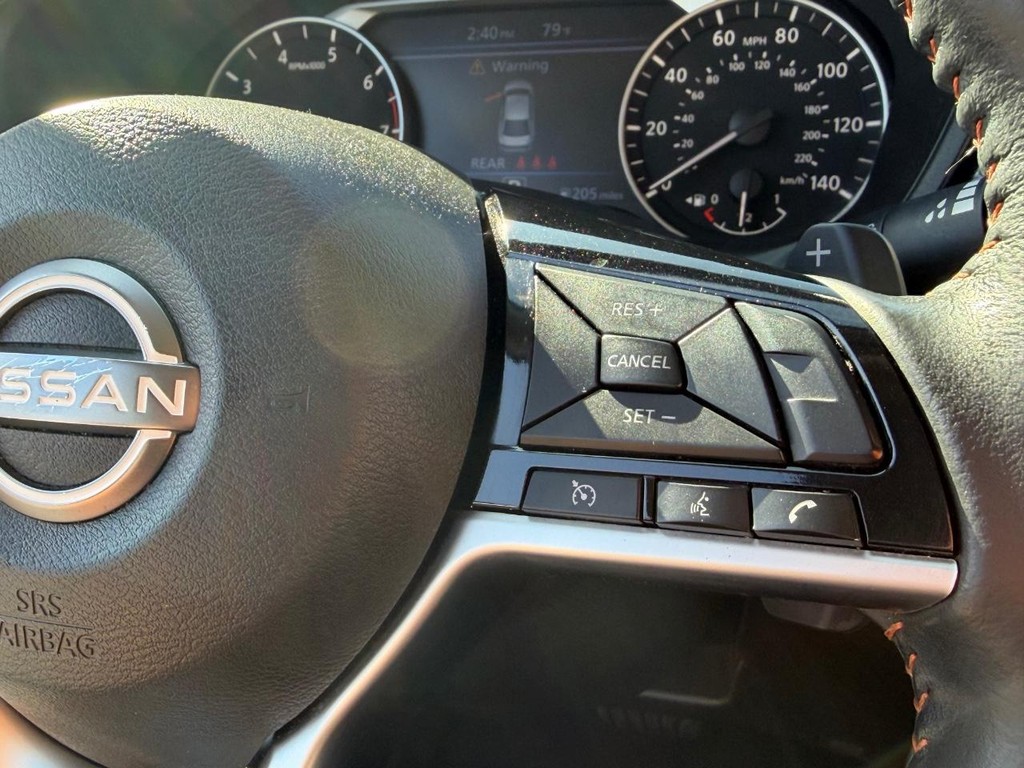 Nissan Altima Vehicle Full-screen Gallery Image 26