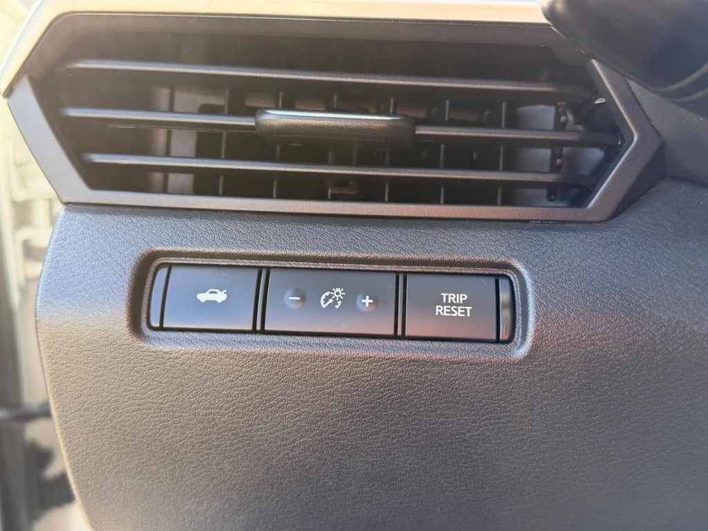 Nissan Altima Vehicle Full-screen Gallery Image 28