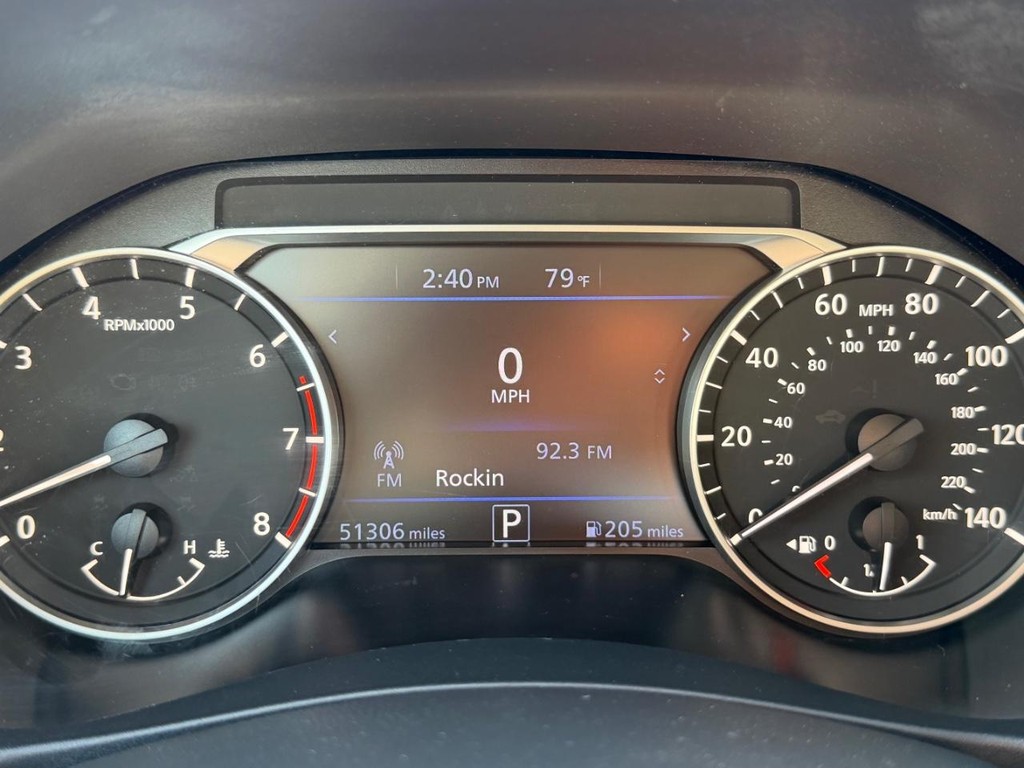 Nissan Altima Vehicle Full-screen Gallery Image 30