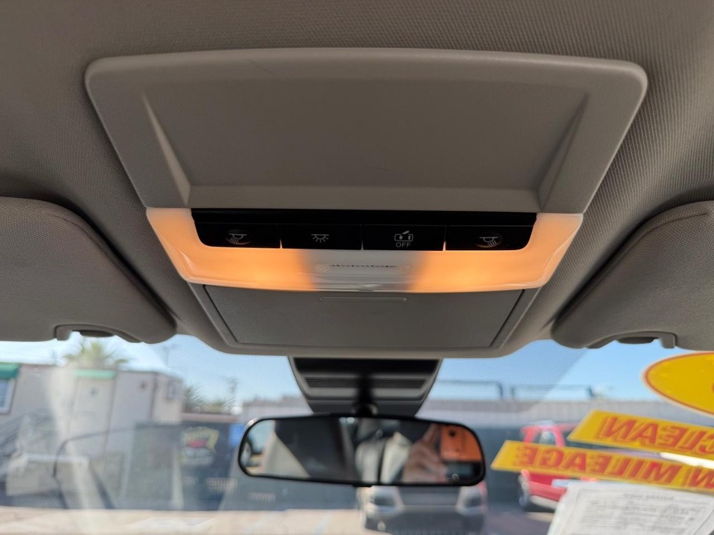 Nissan Altima Vehicle Full-screen Gallery Image 31