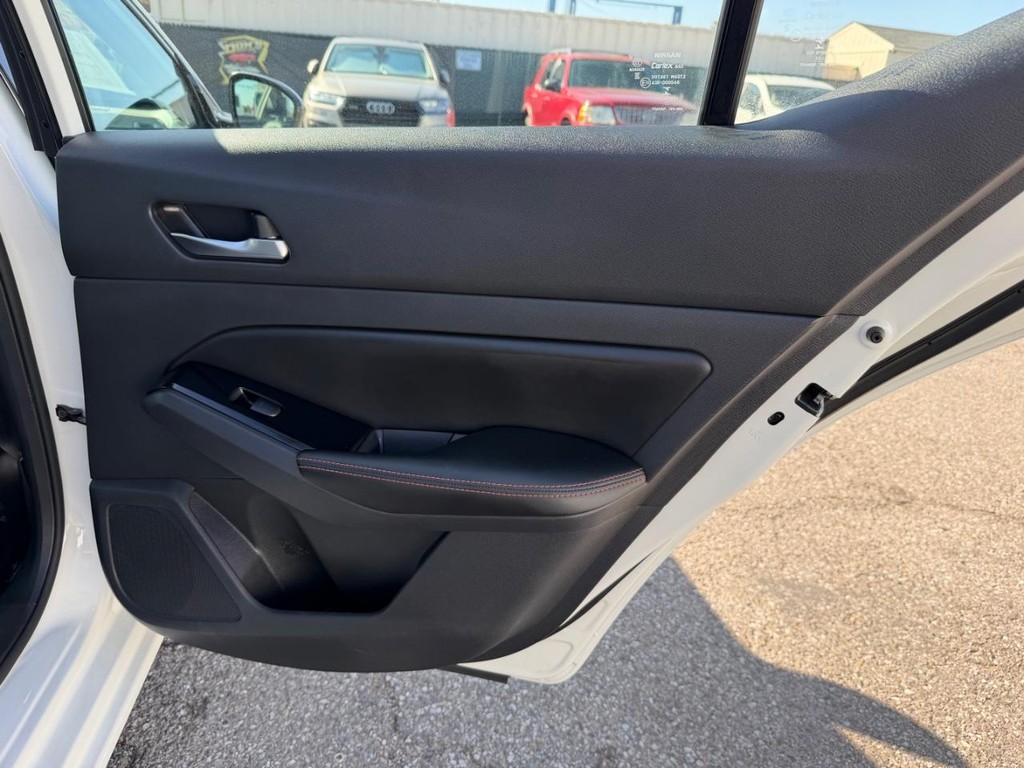 Nissan Altima Vehicle Full-screen Gallery Image 33