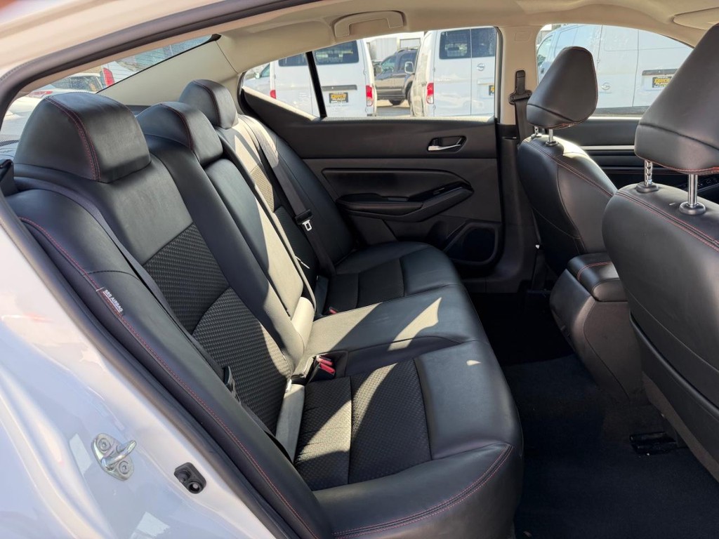 Nissan Altima Vehicle Full-screen Gallery Image 34