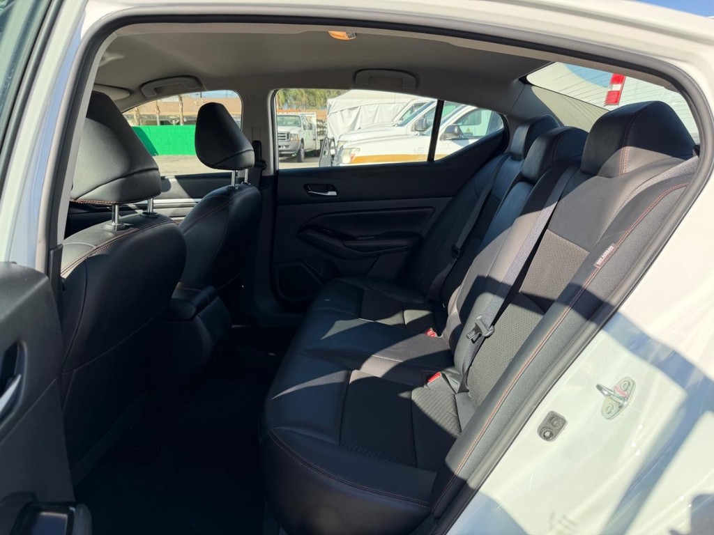 Nissan Altima Vehicle Full-screen Gallery Image 36