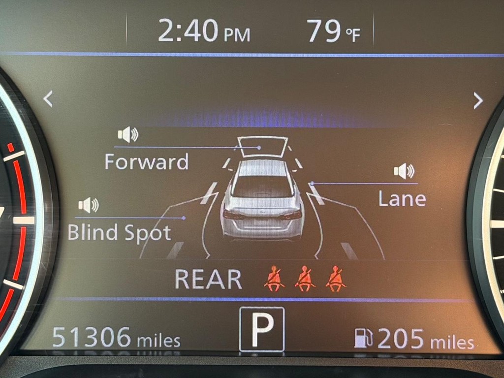 Nissan Altima Vehicle Full-screen Gallery Image 37