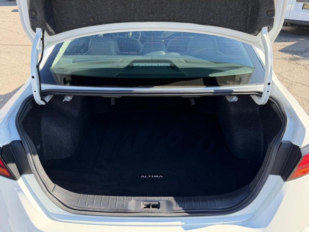 Nissan Altima Vehicle Full-screen Gallery Image 39