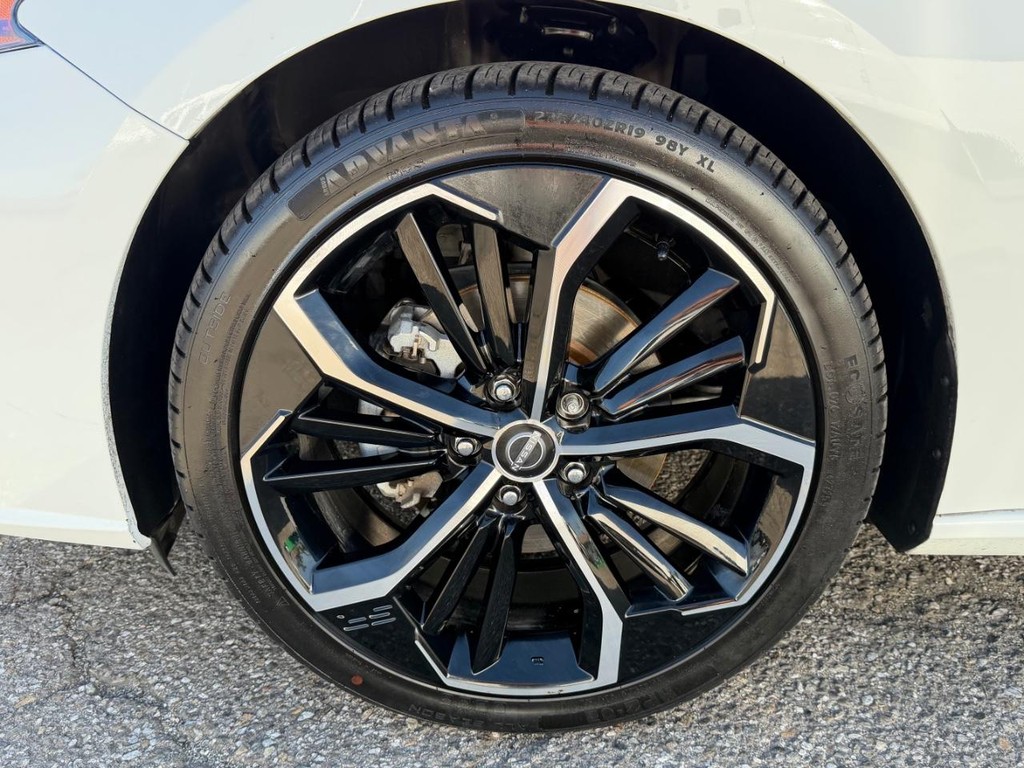 Nissan Altima Vehicle Full-screen Gallery Image 43