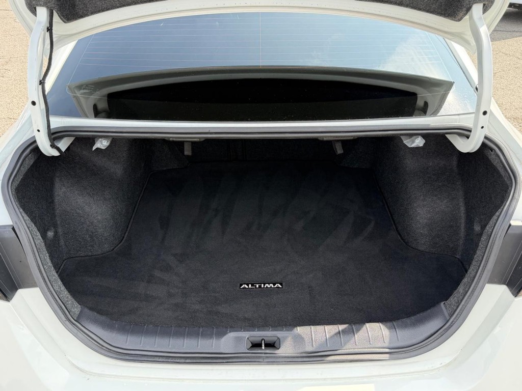 Nissan Altima Vehicle Full-screen Gallery Image 47