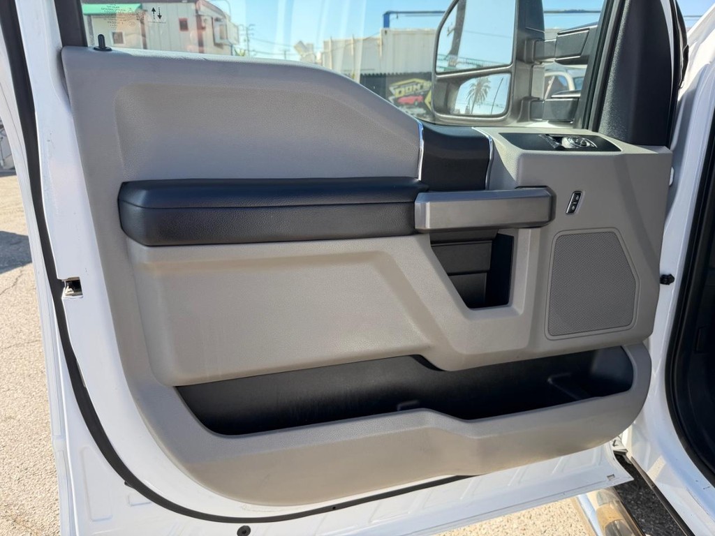 Ford F-350 Vehicle Full-screen Gallery Image 15