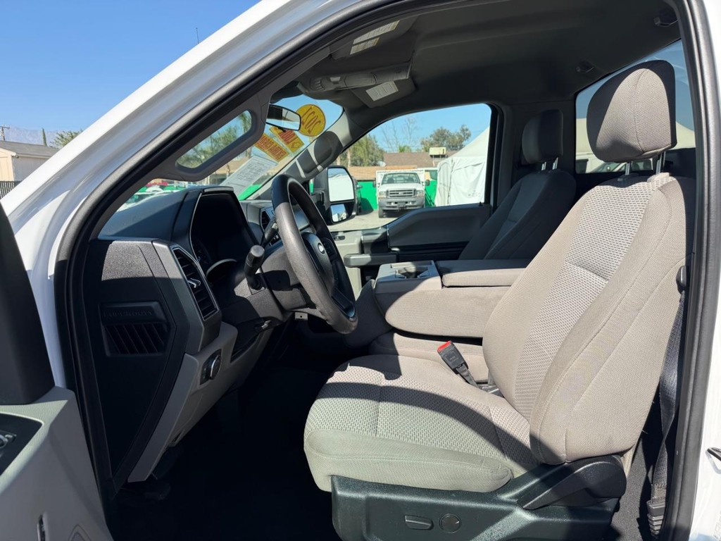 Ford F-350 Vehicle Full-screen Gallery Image 17