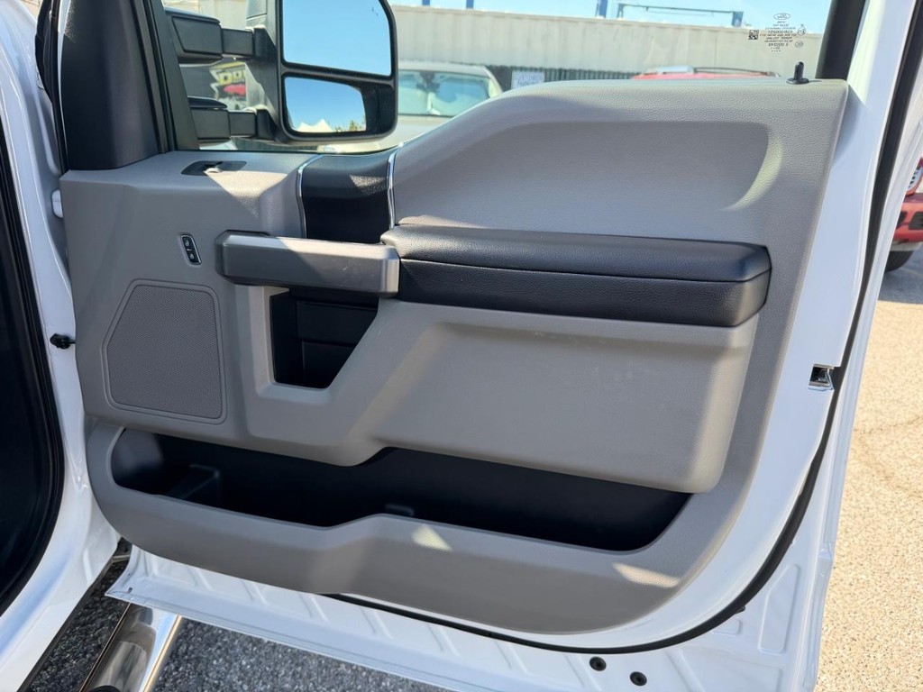 Ford F-350 Vehicle Full-screen Gallery Image 19