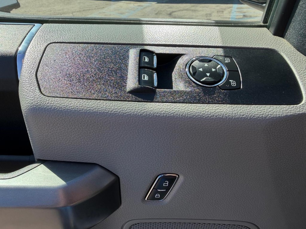 Ford F-350 Vehicle Full-screen Gallery Image 27